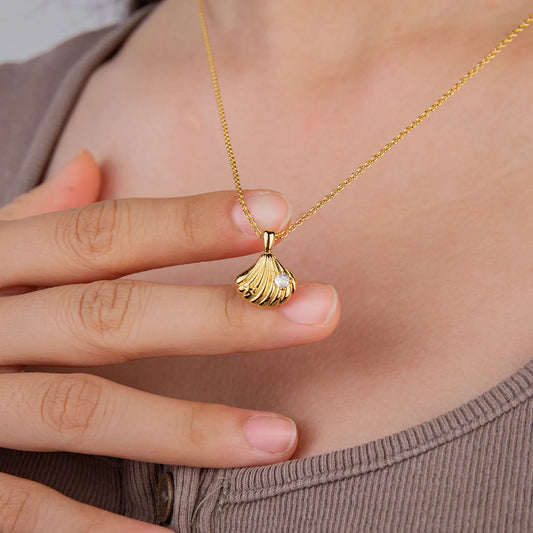 Ajatine gold scallop pendant necklace made of brass with cubic zirconia, dainty beach jewelry for women