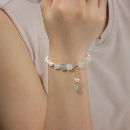Beaded bracelet with mixed - colored stones and pearl details, showcasing an elegant design for women's fashion accessories.