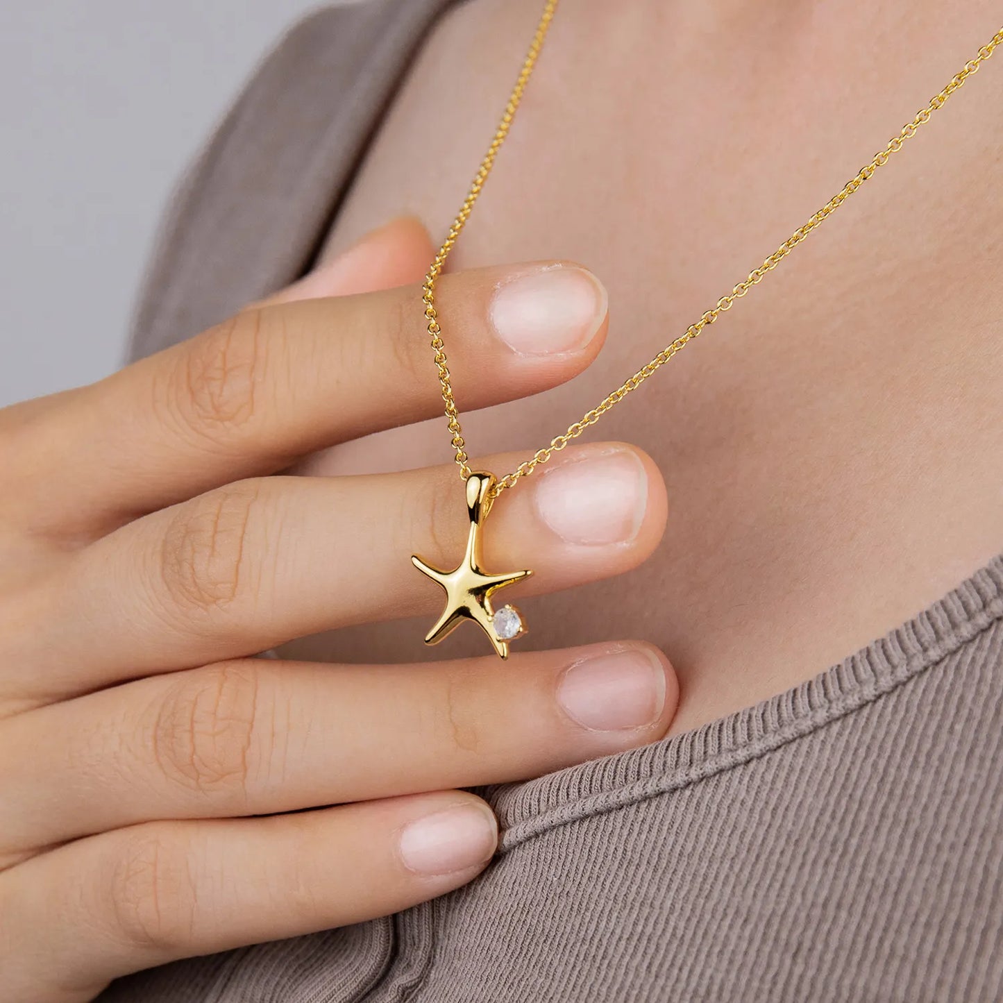 Ajatine 14K gold-plated brass four-pointed star necklace (with zircon on the side), simple design, suitable for everyday wear.