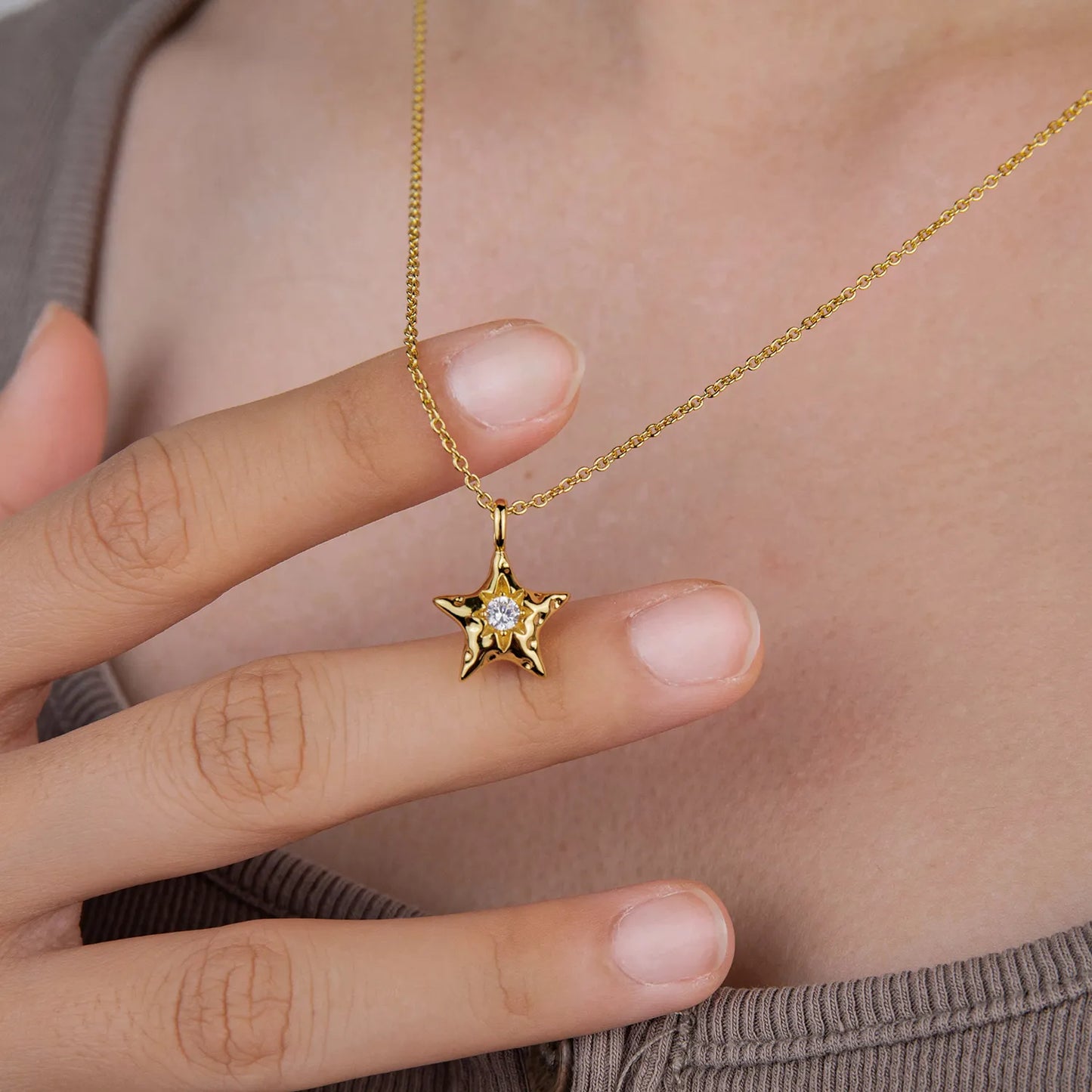 Ajatine 14K gold-plated brass five-pointed star necklace (center cubic zirconia), classic design, versatile style.