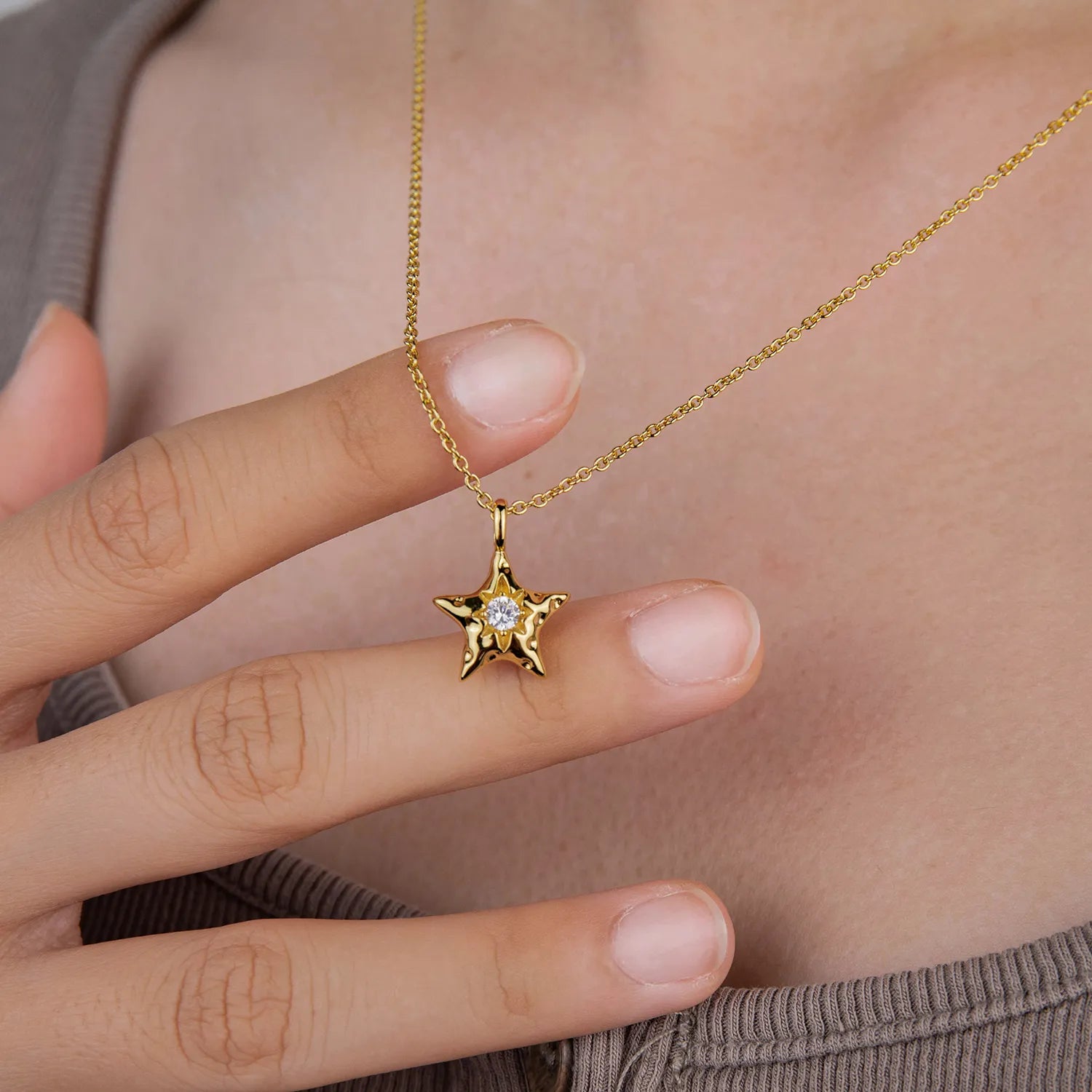 Ajatine 14K gold-plated brass five-pointed star necklace (center cubic zirconia), classic design, versatile style.