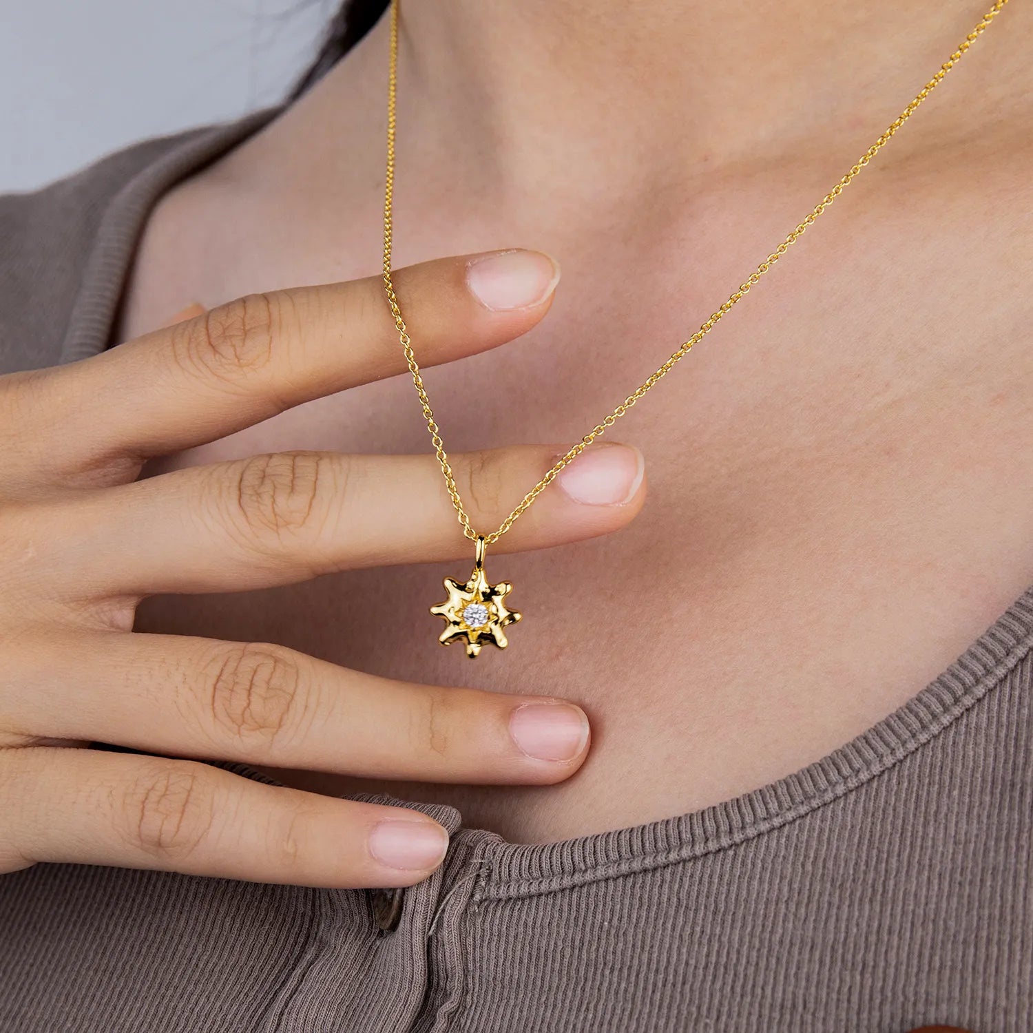 Ajatine 14K gold-plated brass 8-pointed  star necklace (center cubic zirconia), vintage texture, high-quality design.