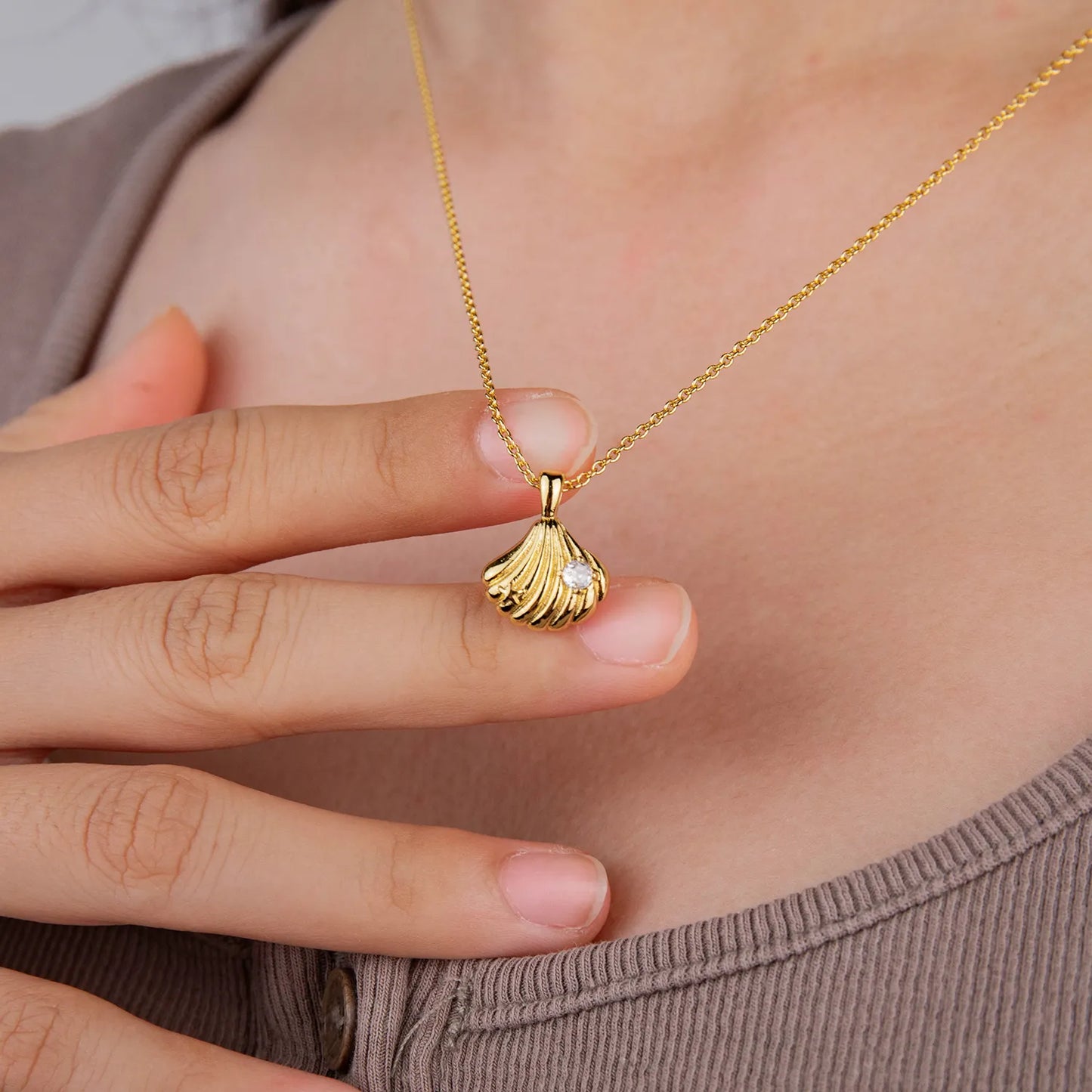Ajatine gold scallop pendant necklace made of brass with cubic zirconia, dainty beach jewelry for women