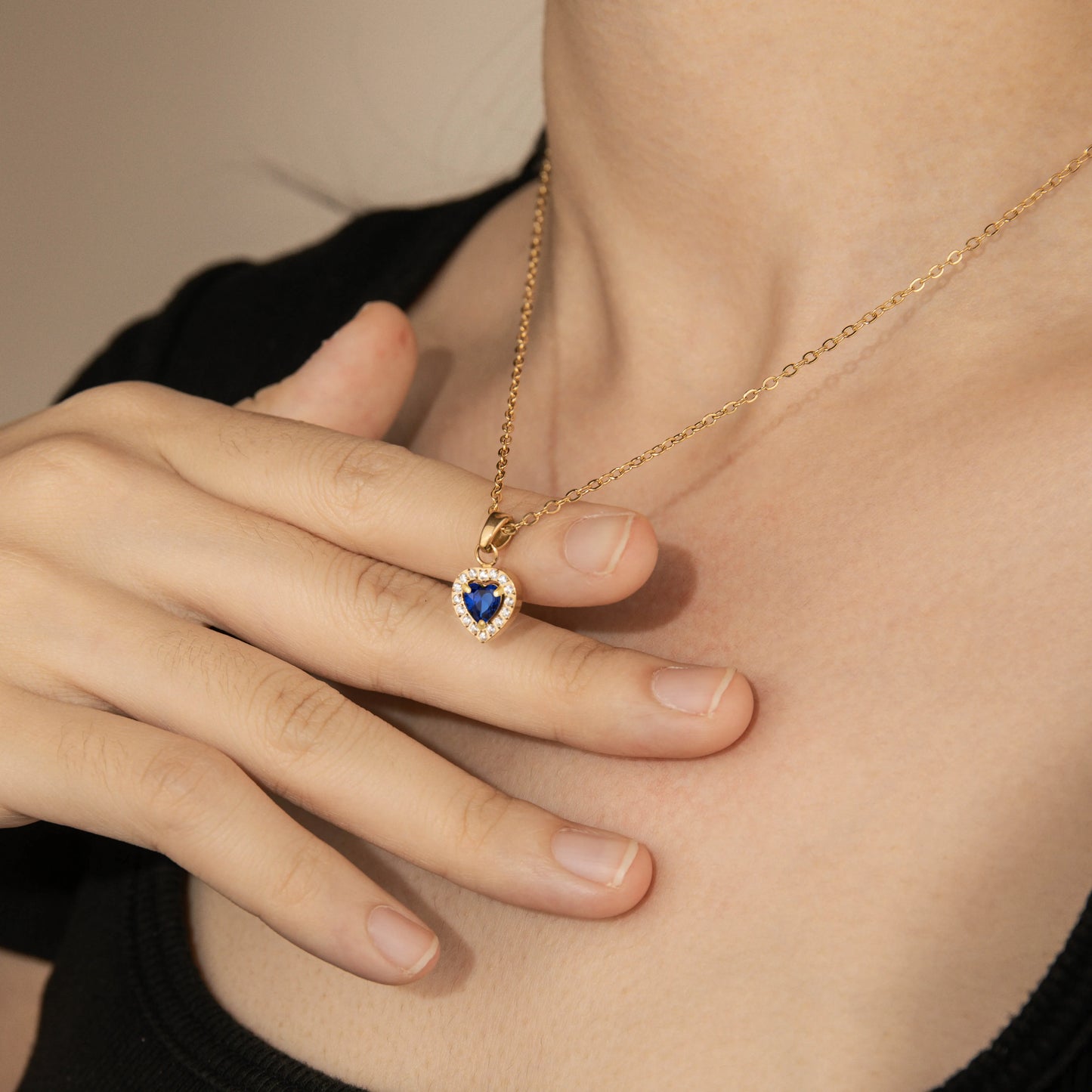 Heart shaped dark blue crystal gold necklace with cubic zircon pendant