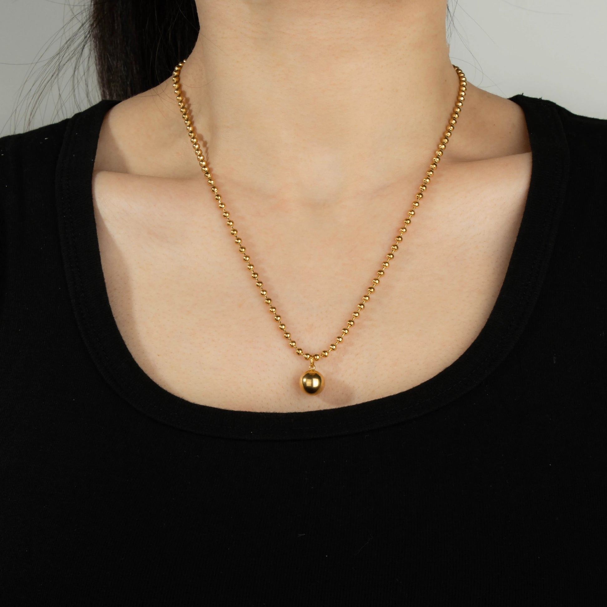 Ajatine gold bead necklace with round pendant, women's elegant gold jewelry