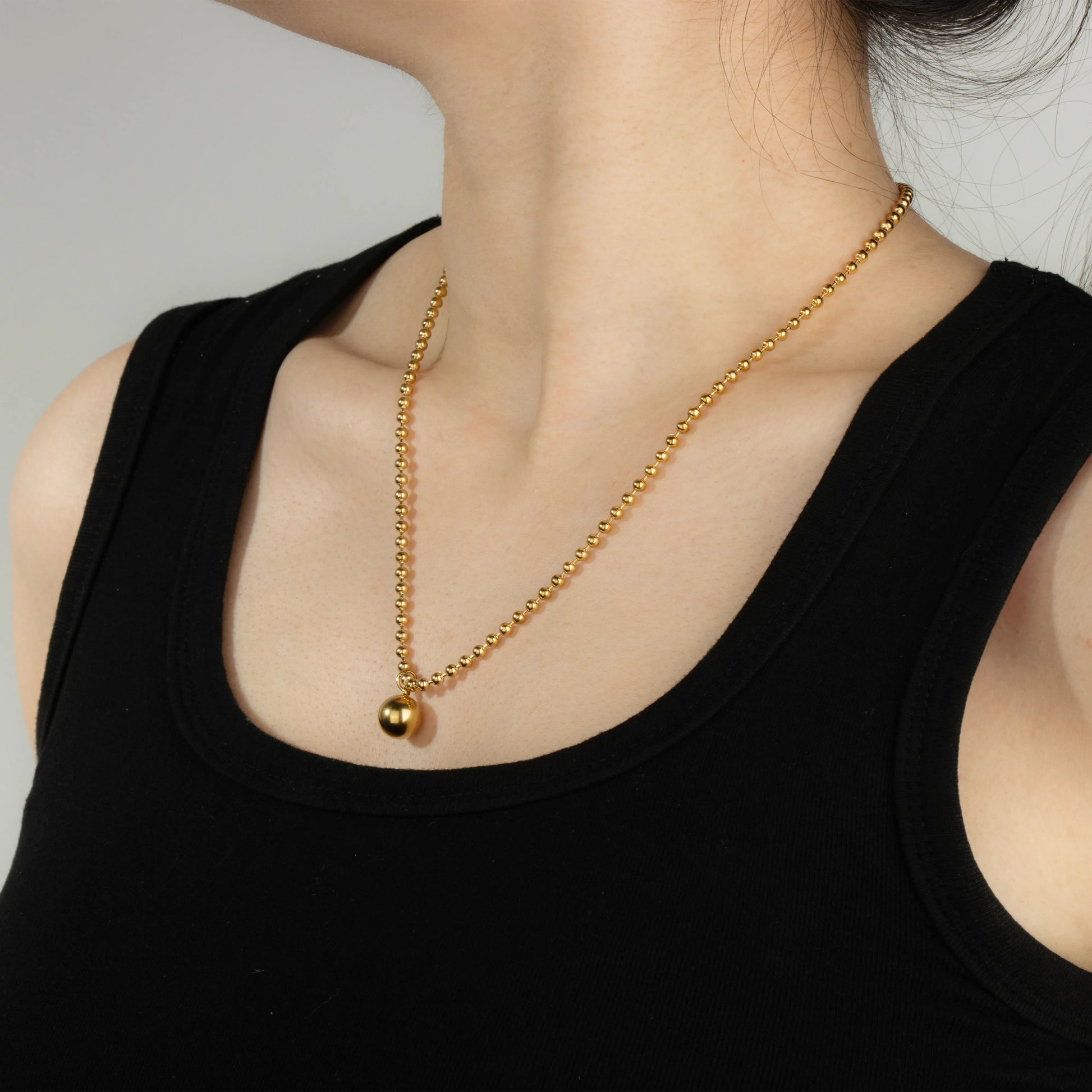 Ajatine gold bead necklace with round pendant, women's elegant gold jewelry