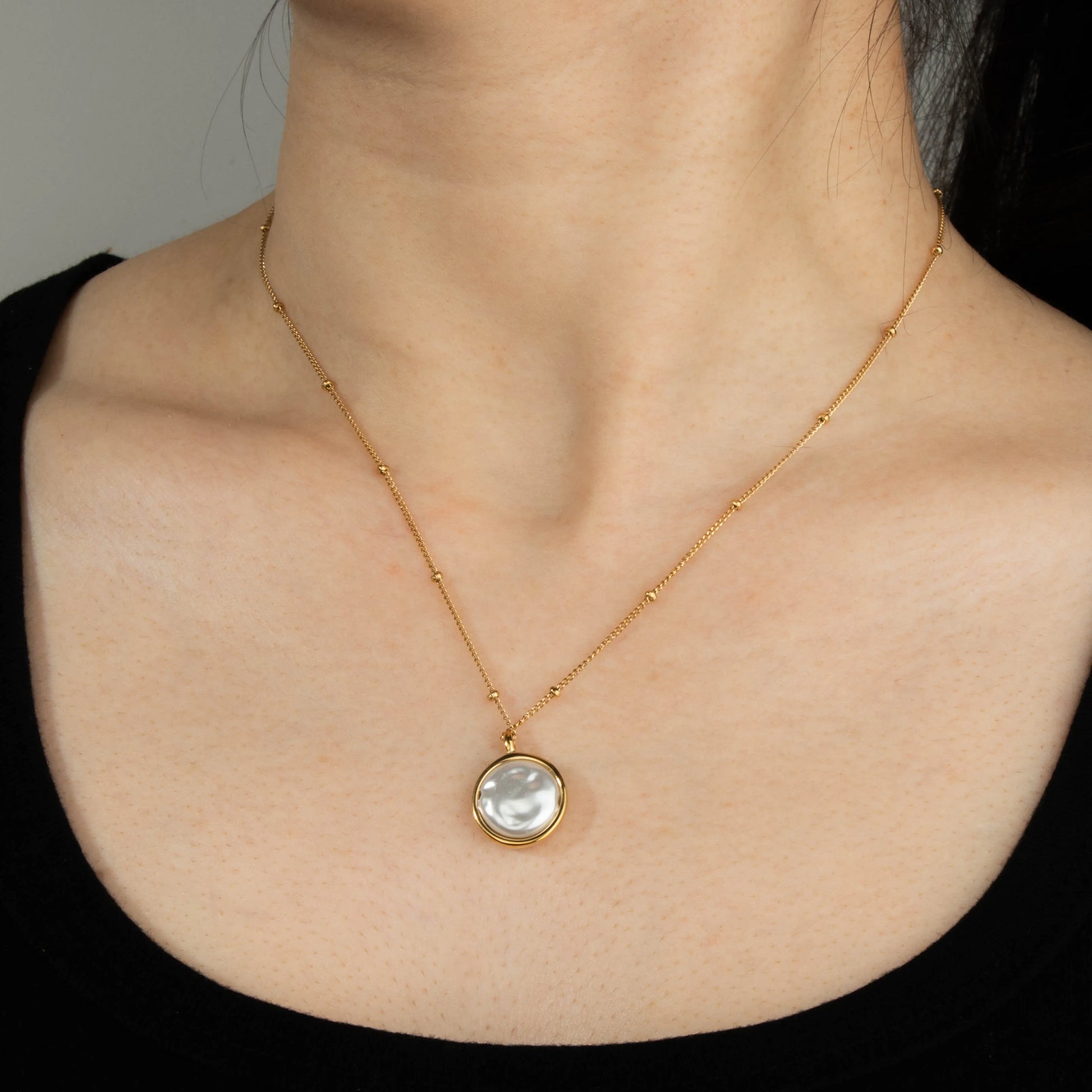 Ajatine gold round pearl pendant necklace with delicate chain