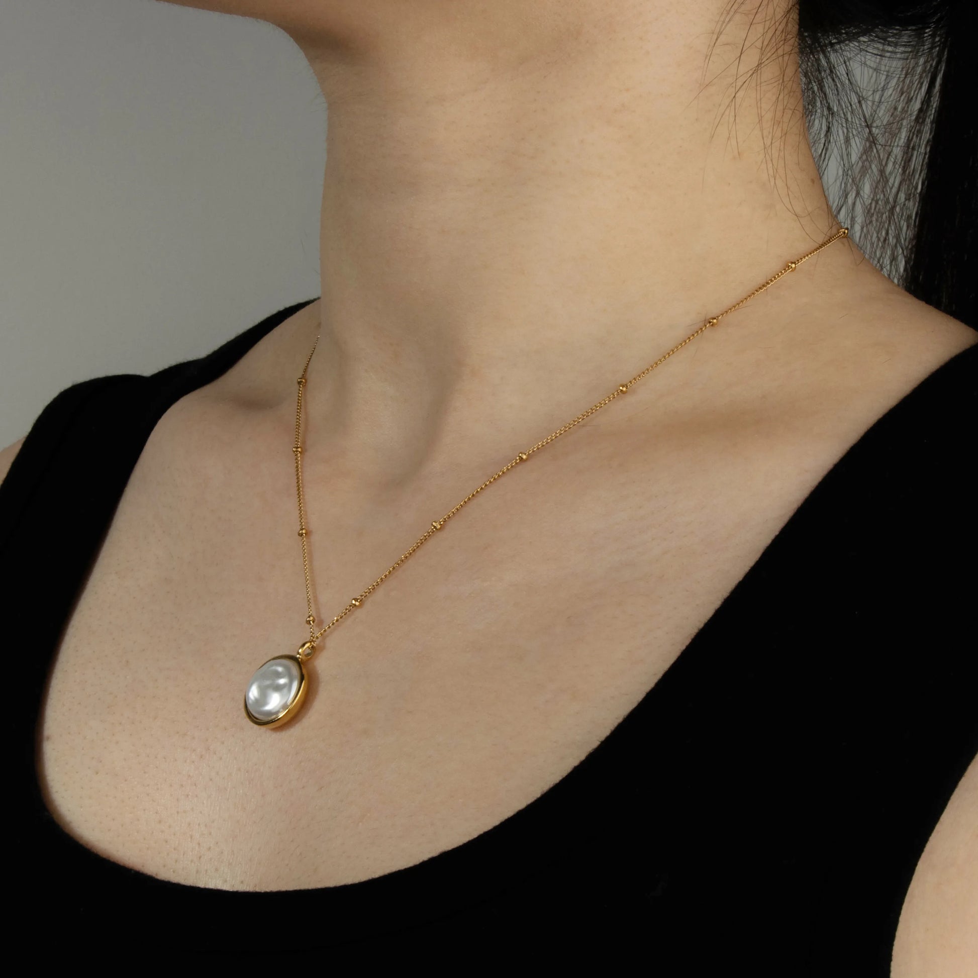 Ajatine gold round pearl pendant necklace with delicate chain