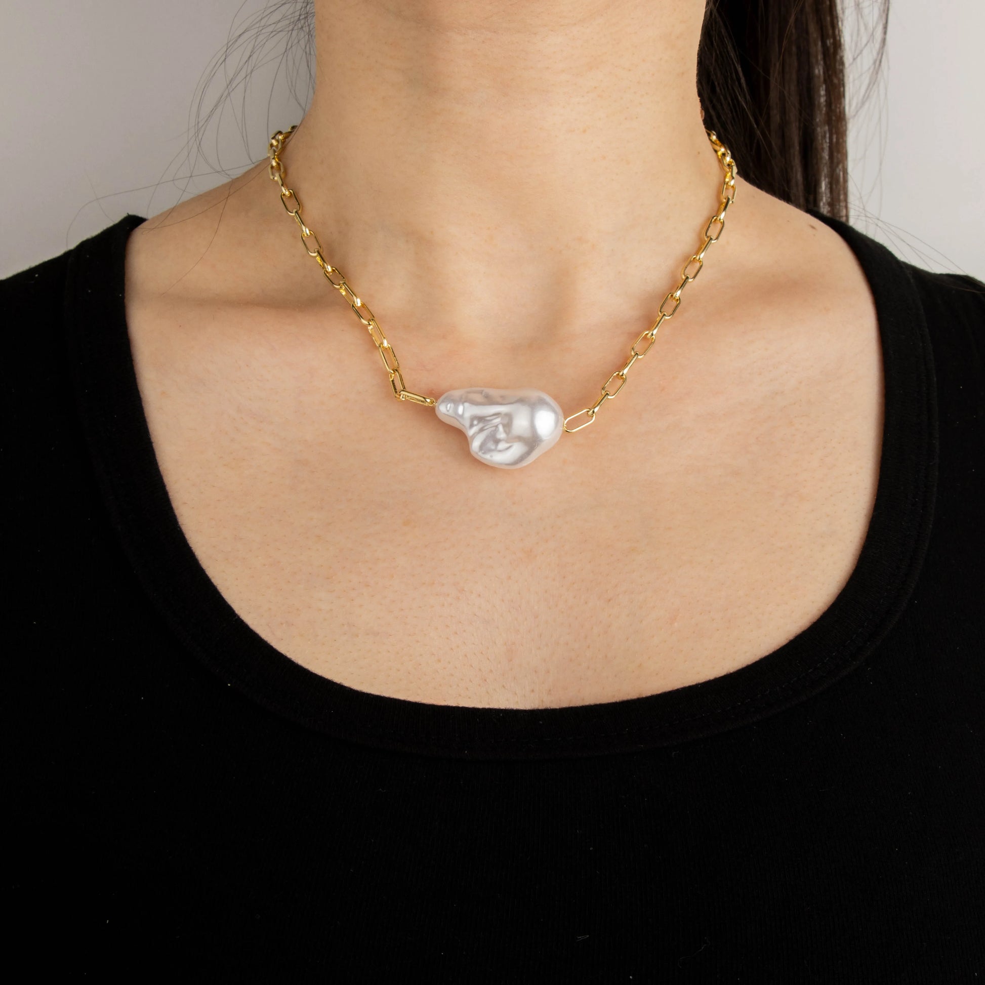 Ajatine pearl necklace with gold chain