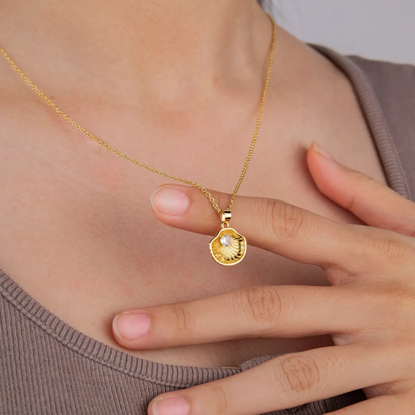 Dainty shell pendant necklace, coastal charm summer jewelry accessory