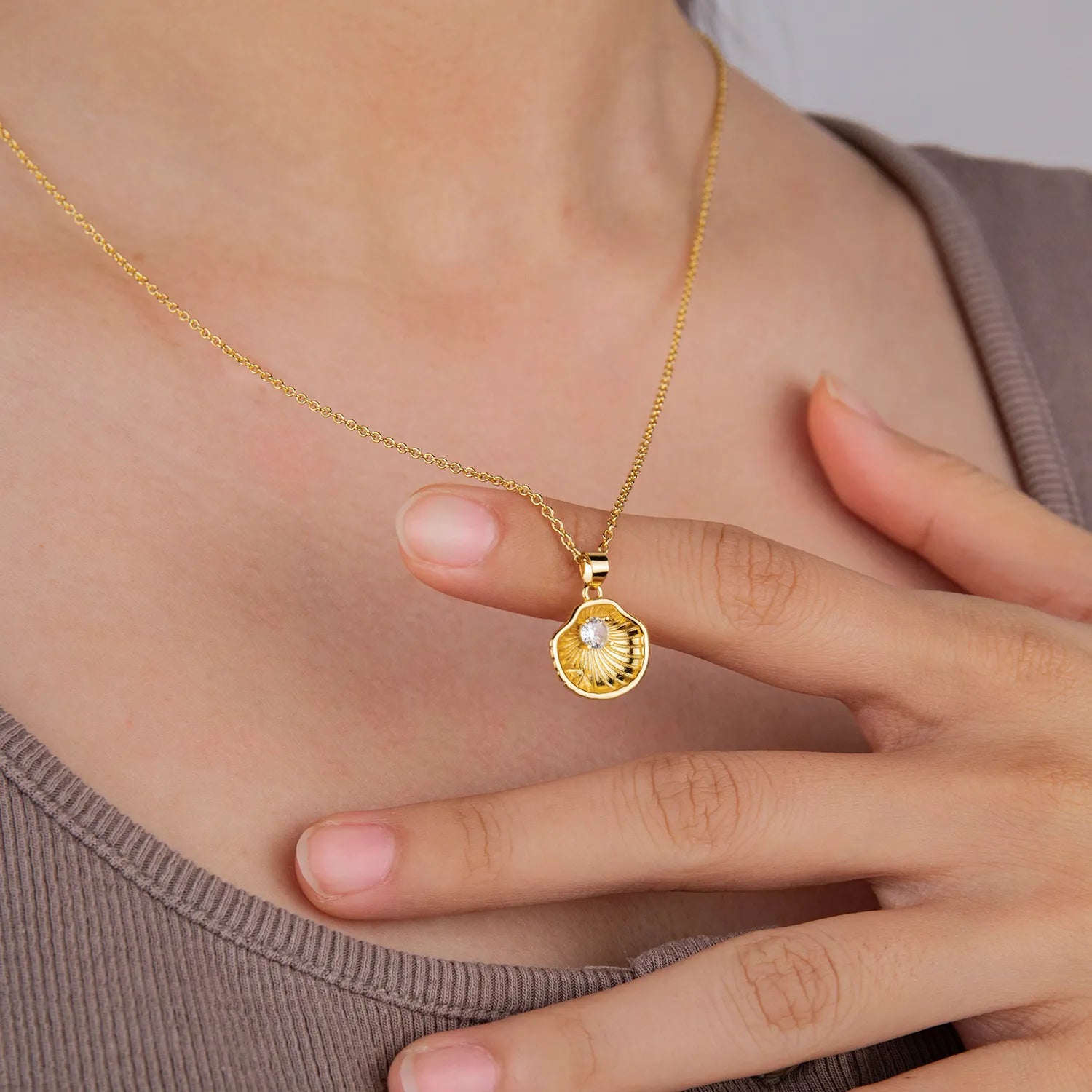 Dainty shell pendant necklace, coastal charm summer jewelry accessory