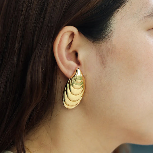 Ajatine gold shell shaped earrings, elegant and trendy accessory