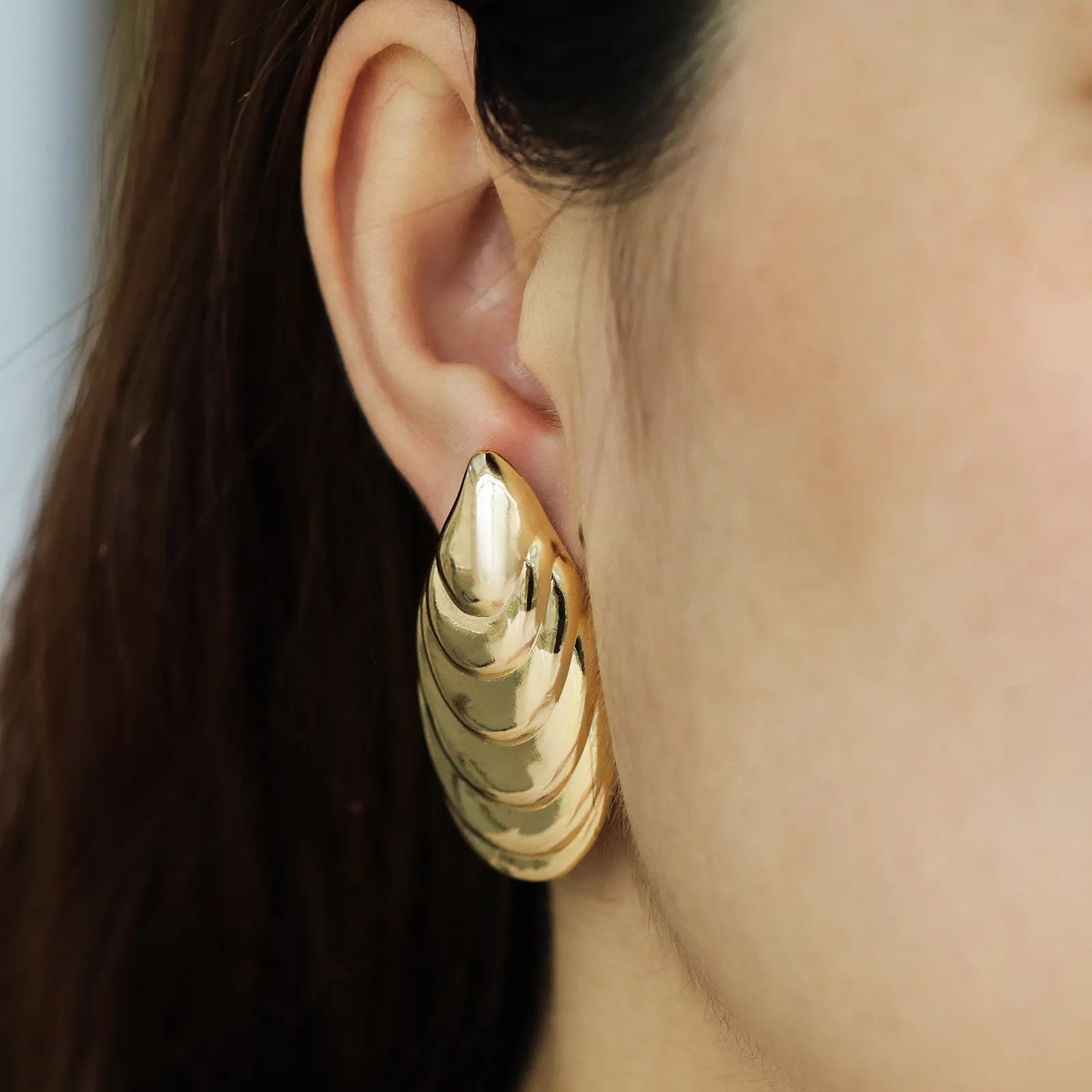 Ajatine gold shell shaped earrings, elegant and trendy accessory