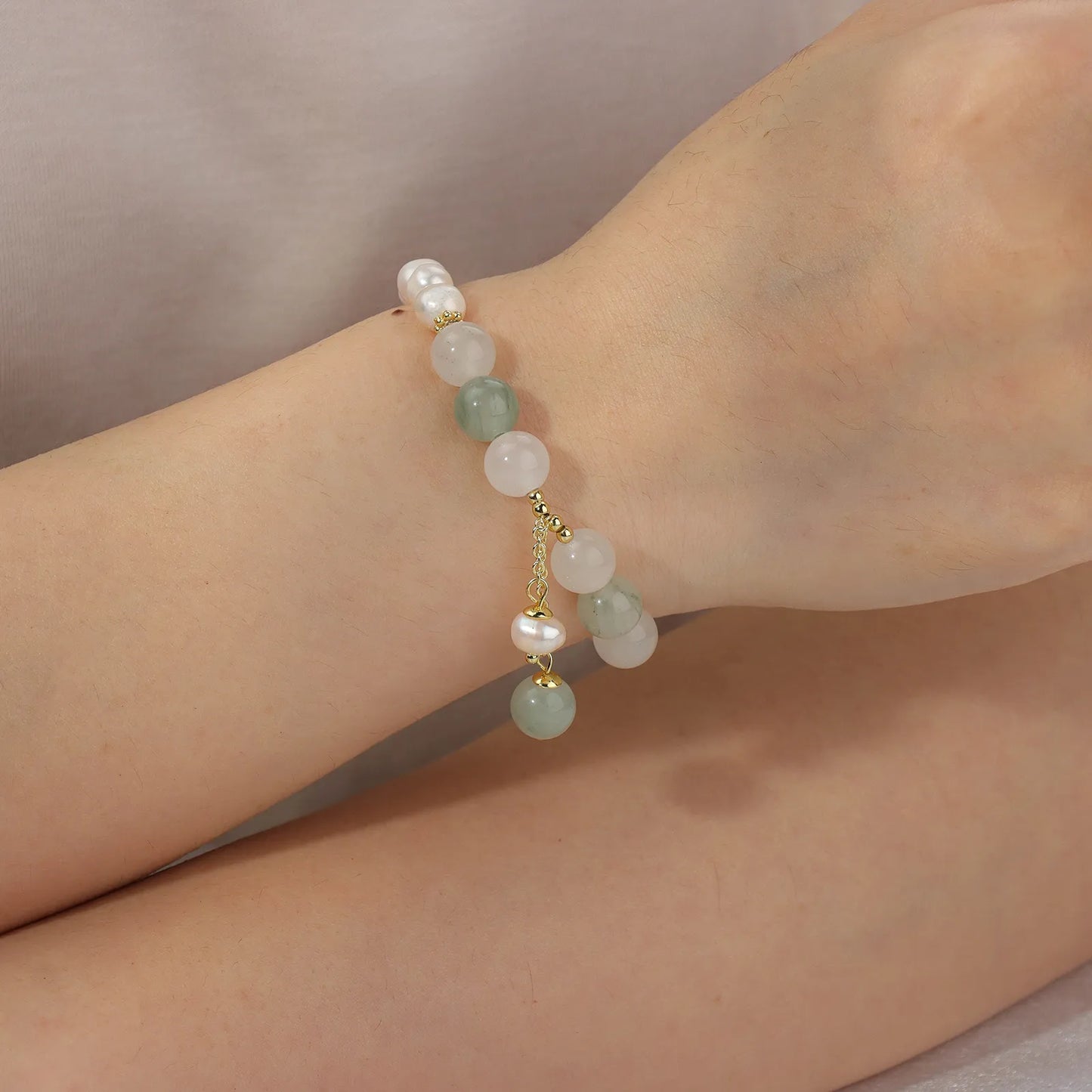 Beaded bracelet with mixed - colored stones and pearl details, showcasing an elegant design for women's fashion accessories.