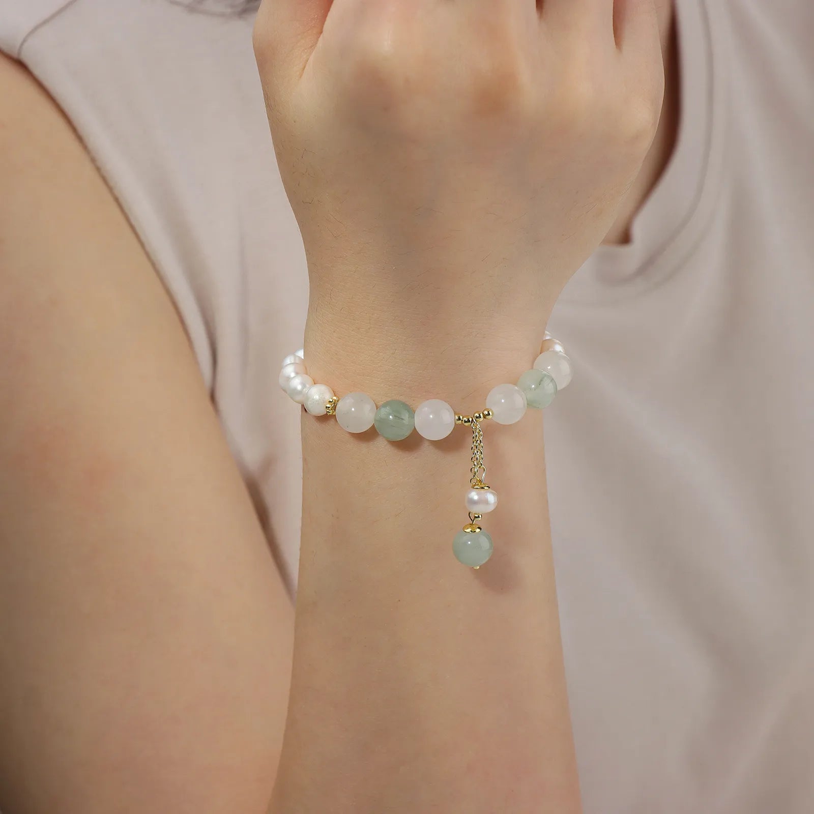 Beaded bracelet with mixed - colored stones and pearl details, showcasing an elegant design for women's fashion accessories.