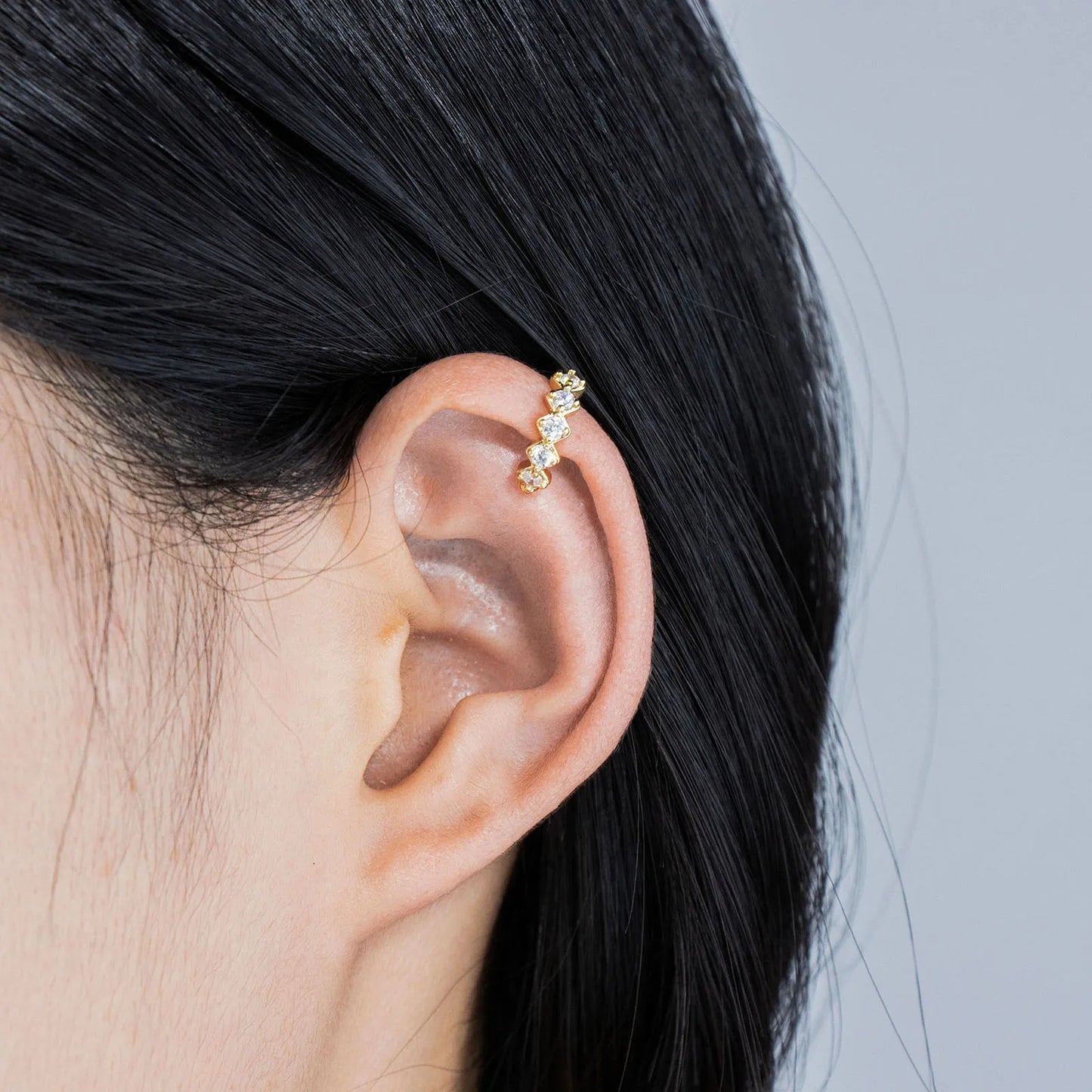 Gold ear cuffs with round zirconia design and zircon stones, stylish ear jewelry for women
